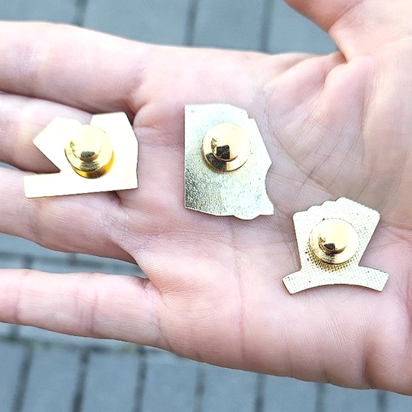 Saks 5th Avenue Las Vegas Store Tourist Clutch Pins - Picture 2 of 5